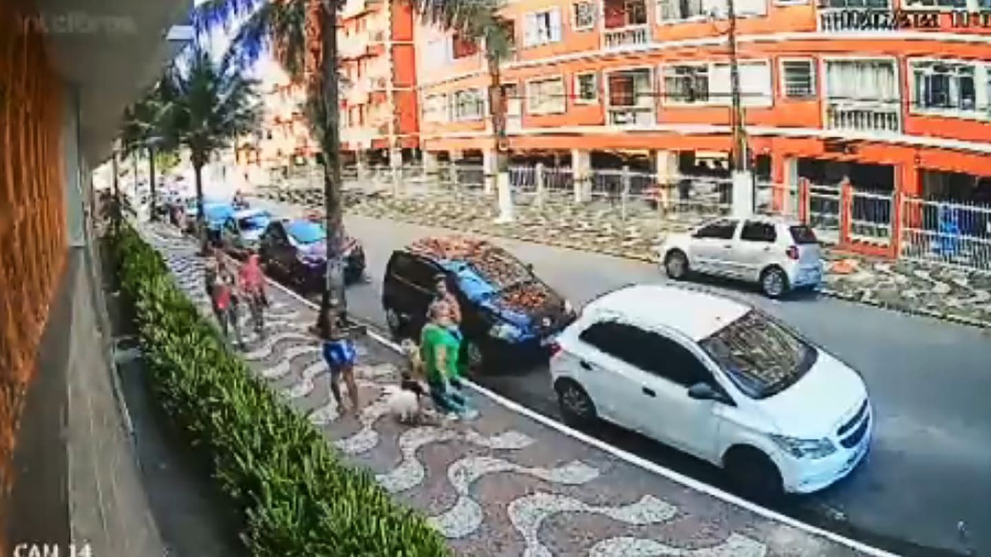 VÍDEO | Vítima de assalto atropela ladrões de moto em Praia Grande